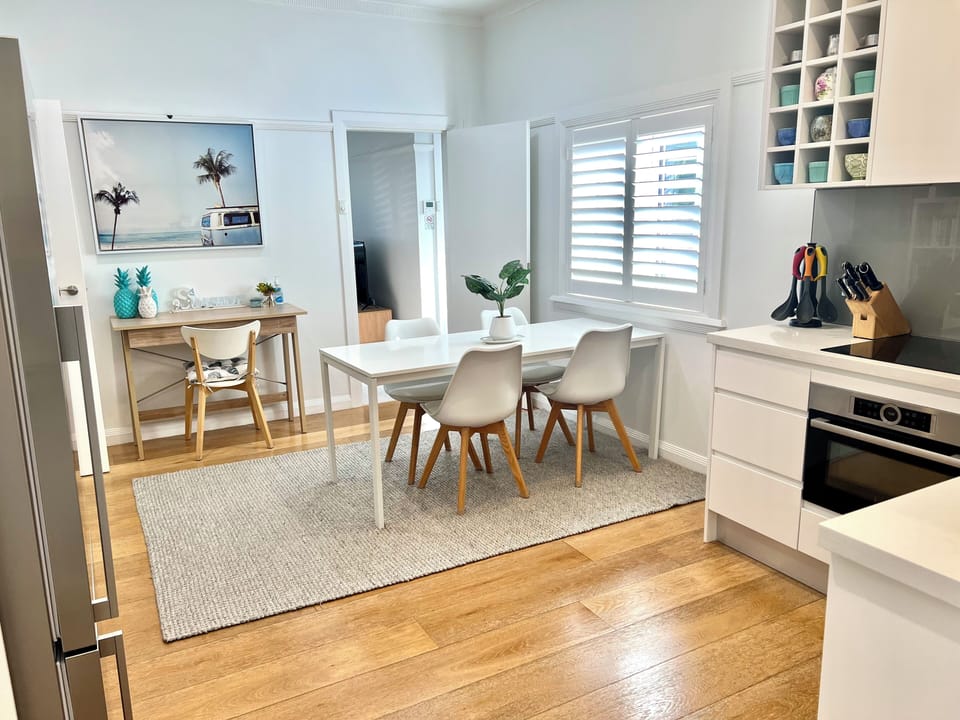 Dining area/full kitchen with seating for 5