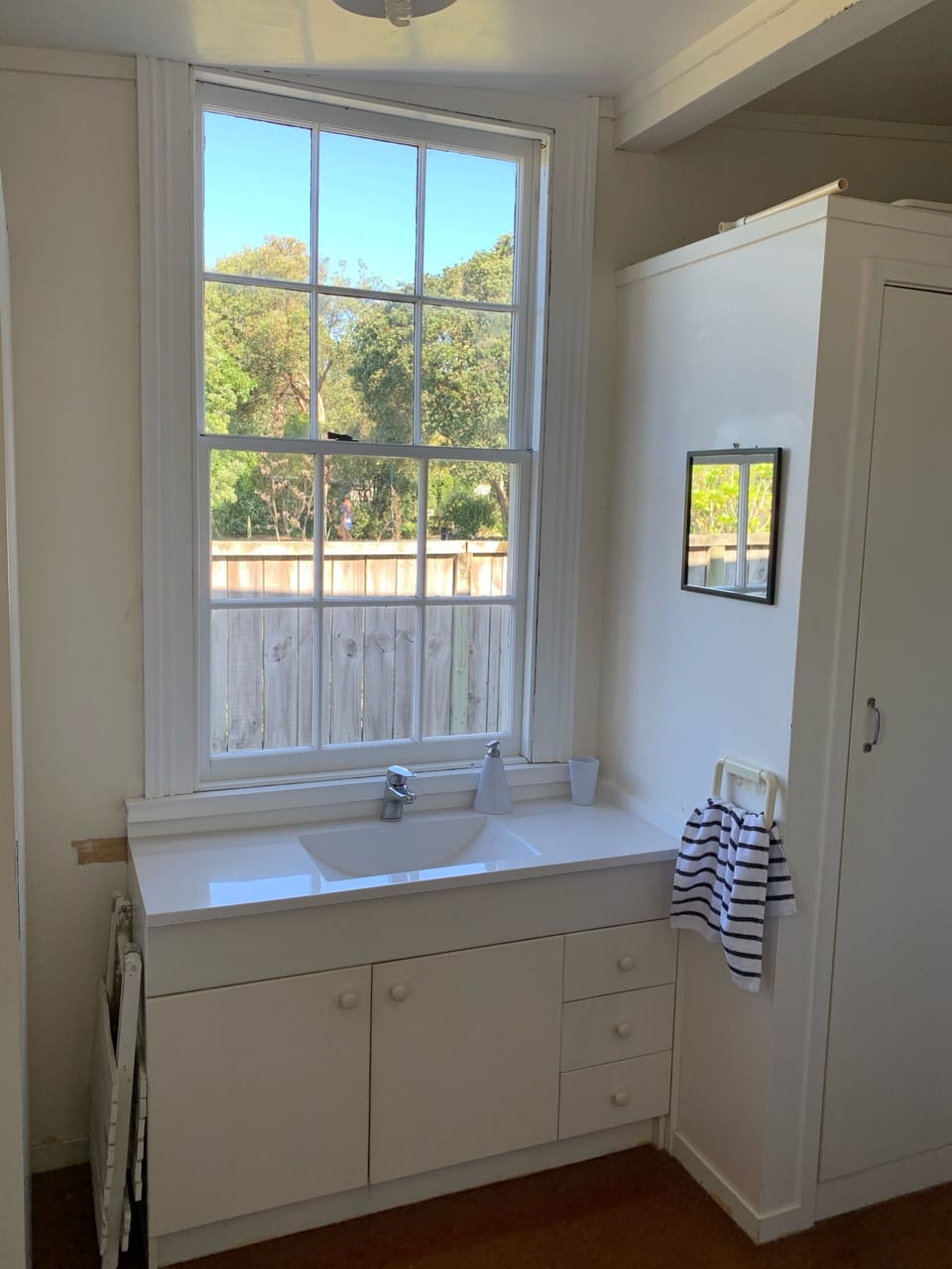 Half Bathroom w/toilet