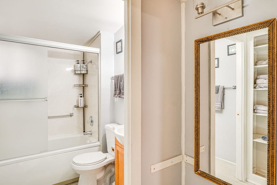 Full Bathroom | Towels Provided