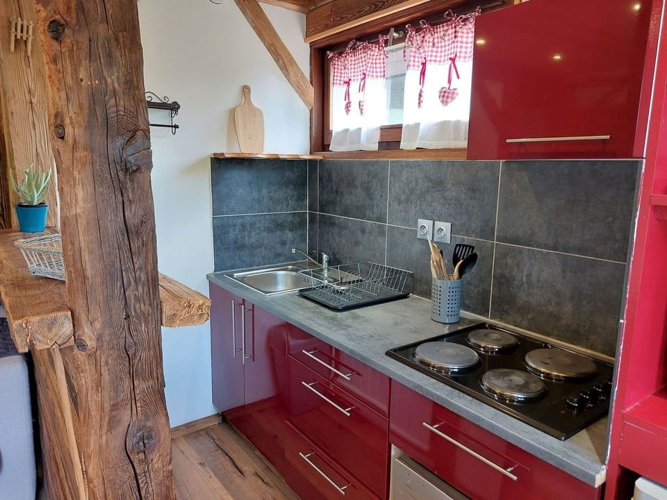 Cabinetry, Countertop, Property, Tap, Furniture, Building, Sink, Kitchen, Kitchen Stove, Wood