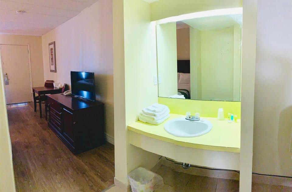 Double Room, 2 Double Beds, Microwave, Ground Floor | Pillowtop beds, desk, soundproofing, free WiFi