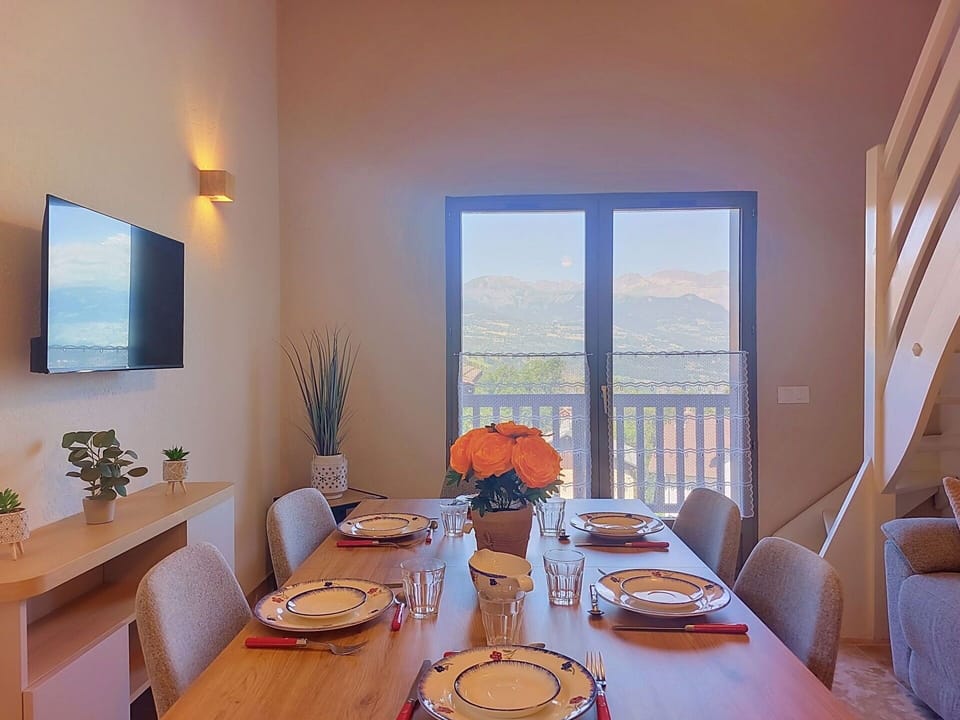 Wall, Interior Design, Furniture, Home, Room, Apartment, Ceiling, Chair, Wood Stain, Kitchen & Dining Room Table