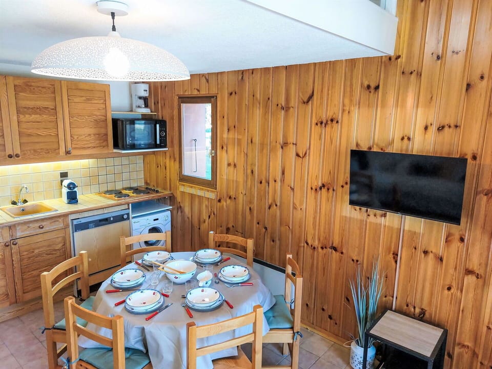 Table, Cabinetry, Property, Furniture, Building, Wood, Interior Design, Countertop, Lighting, Chair