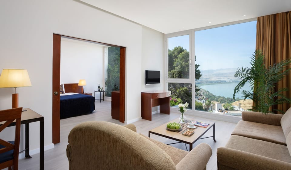 Panoramic Suite, Jetted Tub, Lake View | In-room safe, desk, laptop workspace, soundproofing