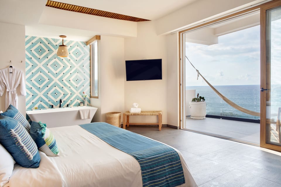 Deluxe Room, 1 King Bed, Bathtub, Ocean View | Minibar, in-room safe, laptop workspace, soundproofing