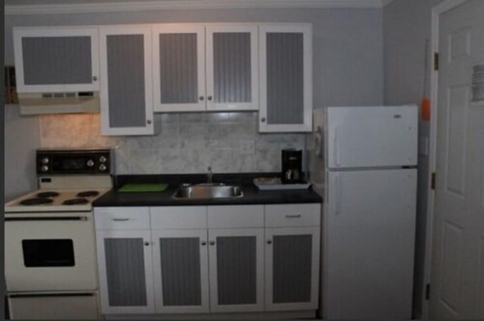 Coffee/tea maker, fridge