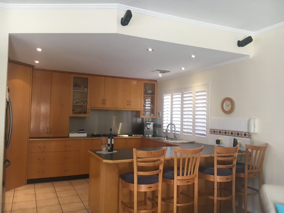 Kitchen area with breakfast bar 