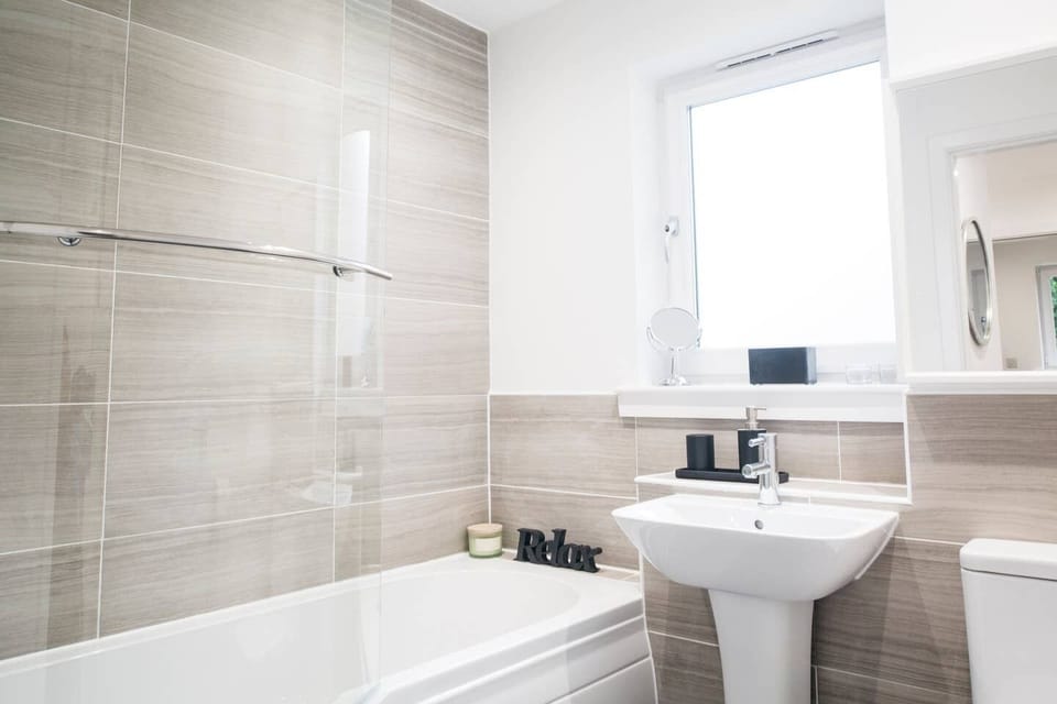 Luxury bathroom (complimentary bathroom amenities)