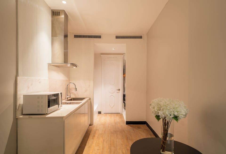 Premier Suite with Kitchenette, Afternoon Tea | Private kitchen | Electric kettle