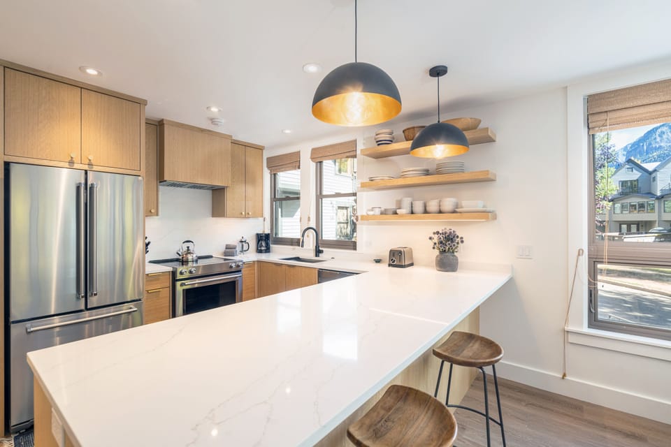 4.1-plunge-j-telluride-kitchen2