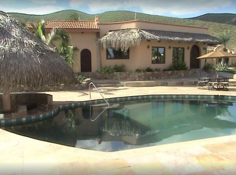 3 bedroom guesthouse, 2 full baths