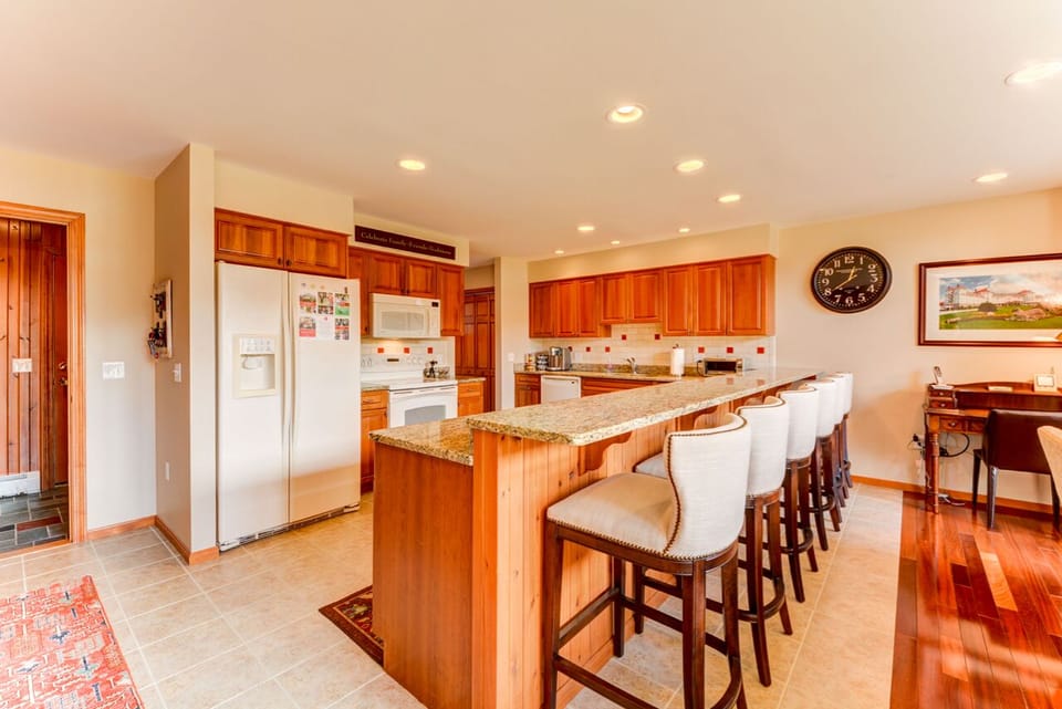 The stylish breakfast bar that seats 6.