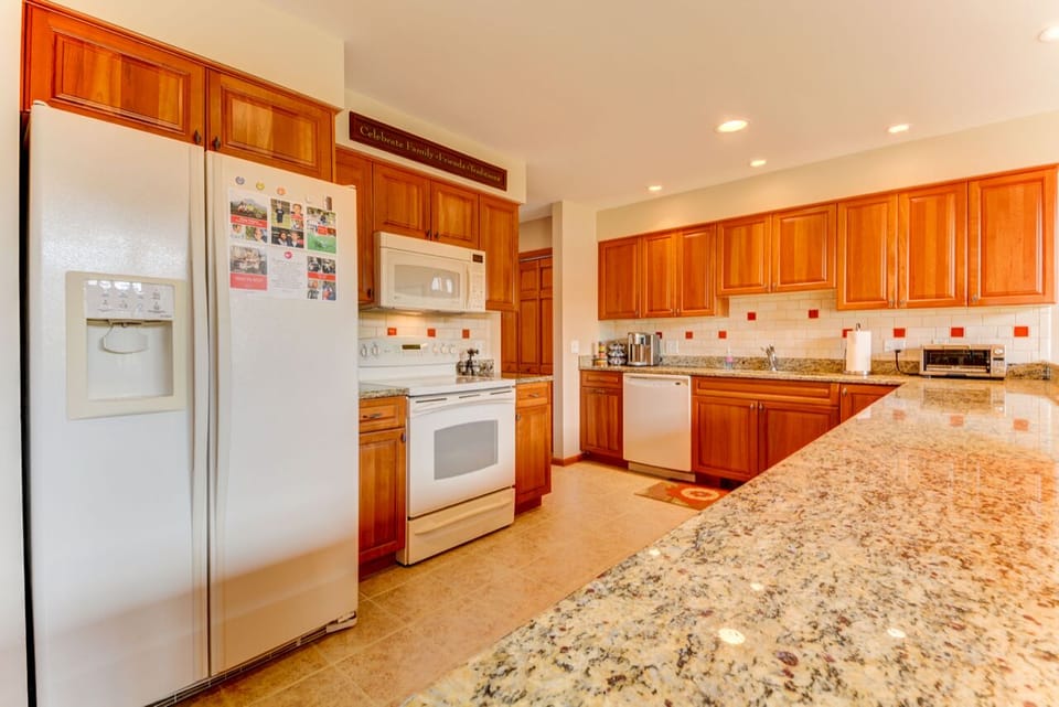 This well equipped kitchen is also a feast to the eyes.
