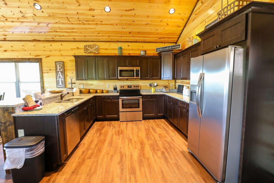 Spacious, fully appointed kitchen