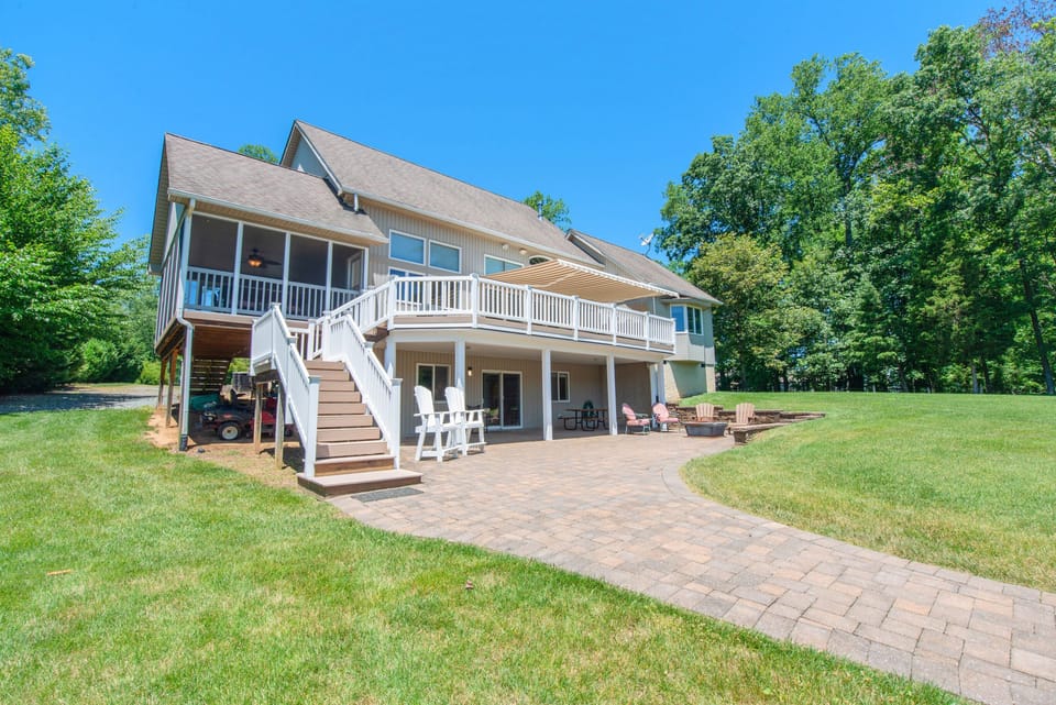 Large elevated deck, large patio area, screened-in porch. Amazing views of LKA!
