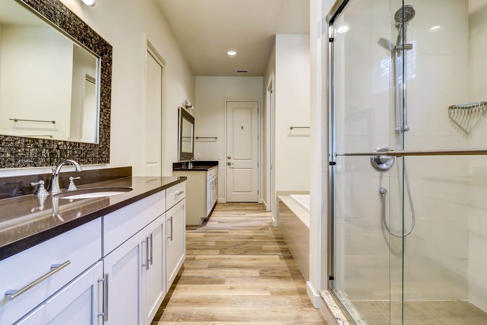 King Suite Full Bathroom