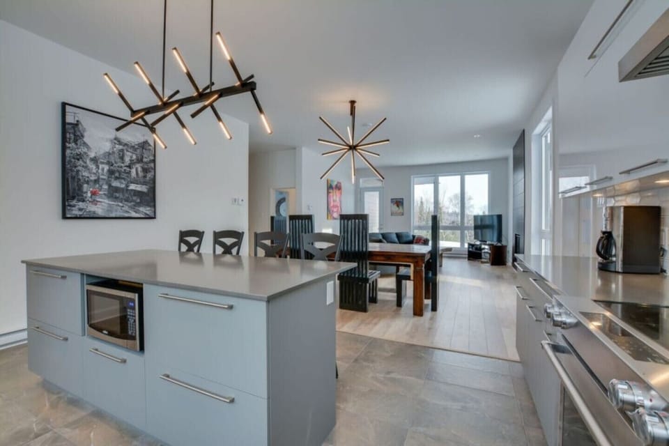 Large kitchen fully equipped. 