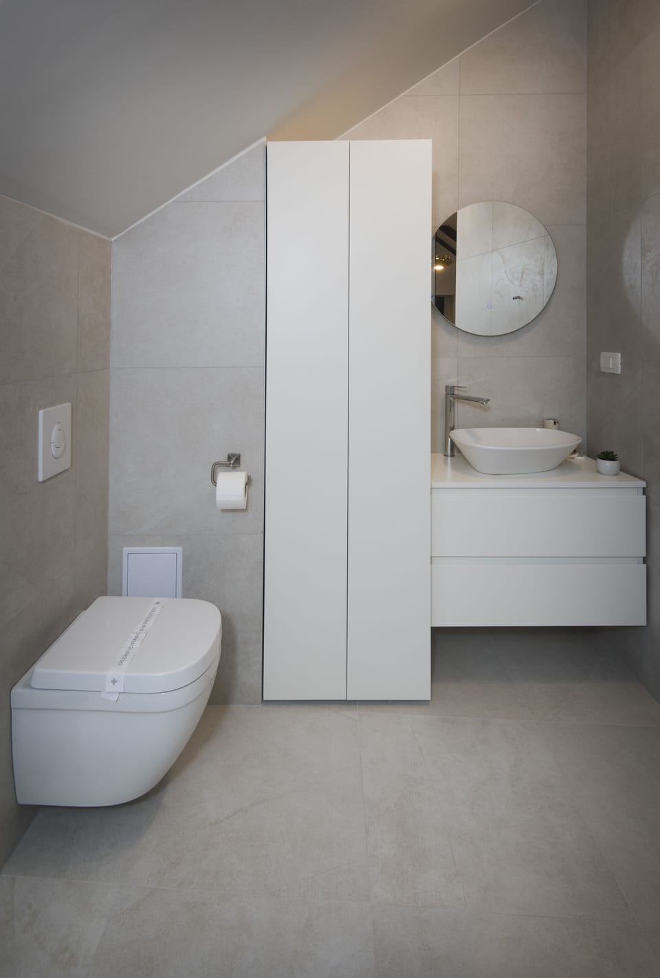Penthouse | Bathroom | Shower, towels, soap, toilet paper
