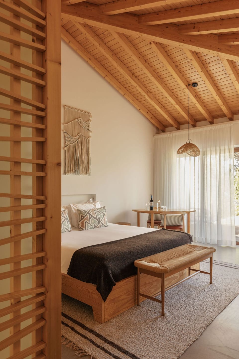 Quarto Deluxe com Pátio Exterior | Premium bedding, in-room safe, individually decorated