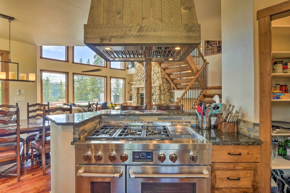 Kitchen | Cooking Basics | Coffee Maker | Paper Towels/Trash Bags Provided