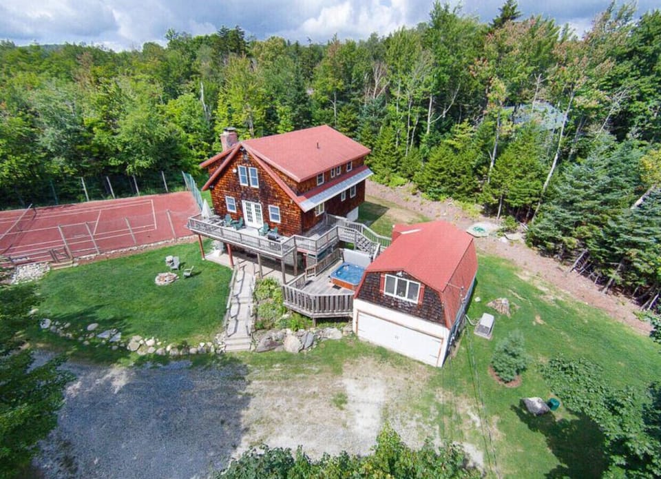 Quiet setting  with wonderful  grounds sorrounding the property
