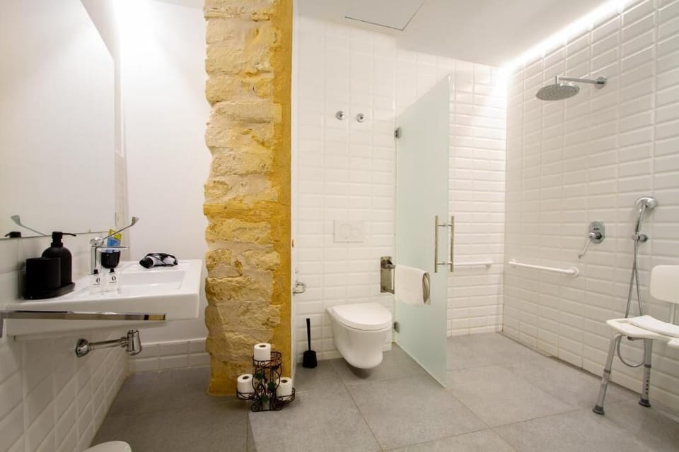 Triple Room, Accessible | Bathroom | Hair dryer, bidet, towels