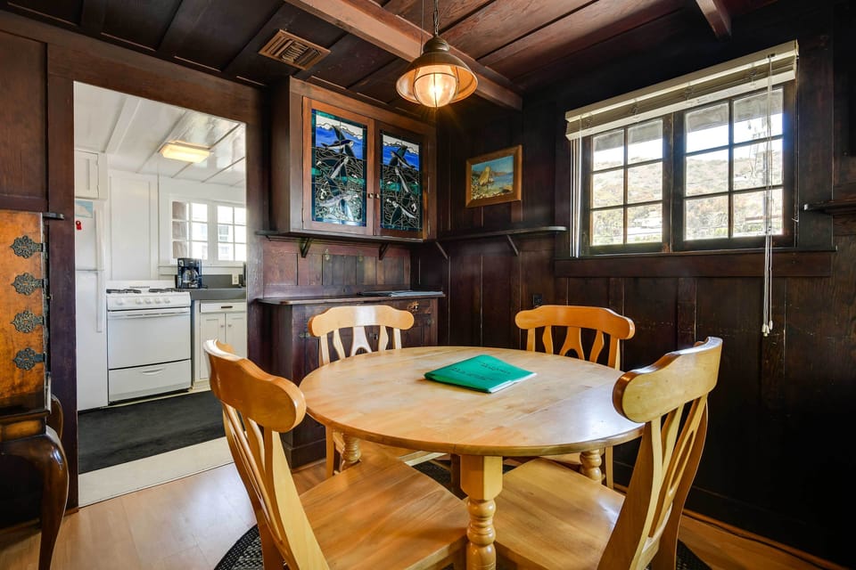 Dining Room | Dishes & Flatware Provided