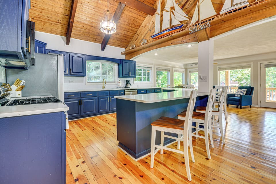 Kitchen | Dishwasher | Coffee Maker | Main Floor