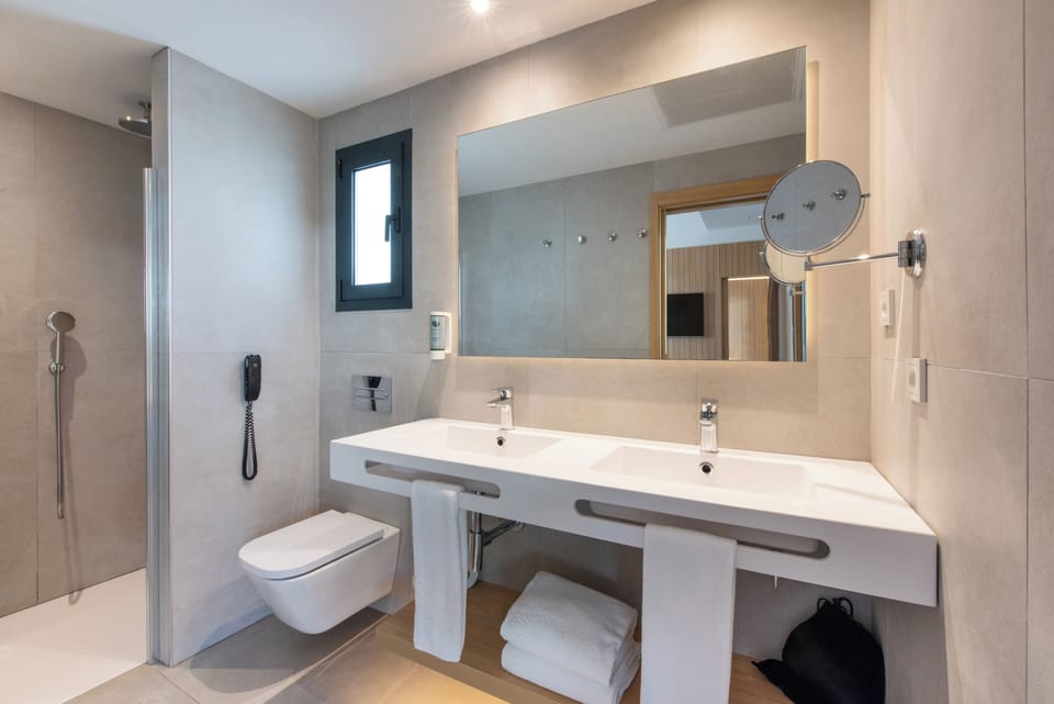 Combined shower/tub, eco-friendly toiletries, hair dryer, towels
