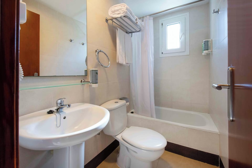 Combined shower/tub, eco-friendly toiletries, hair dryer, towels