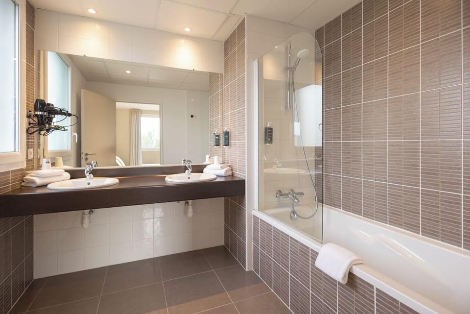 Executive Quadruple Room | Bathroom | Hair dryer, towels, soap, shampoo