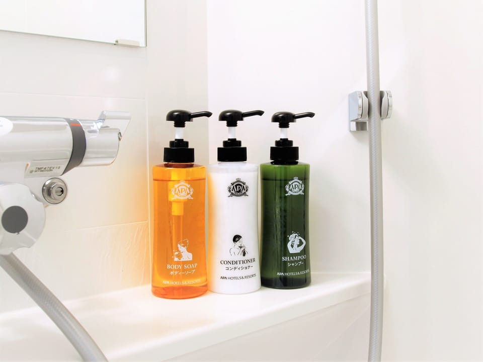 Combined shower/tub, deep soaking tub, free toiletries, hair dryer