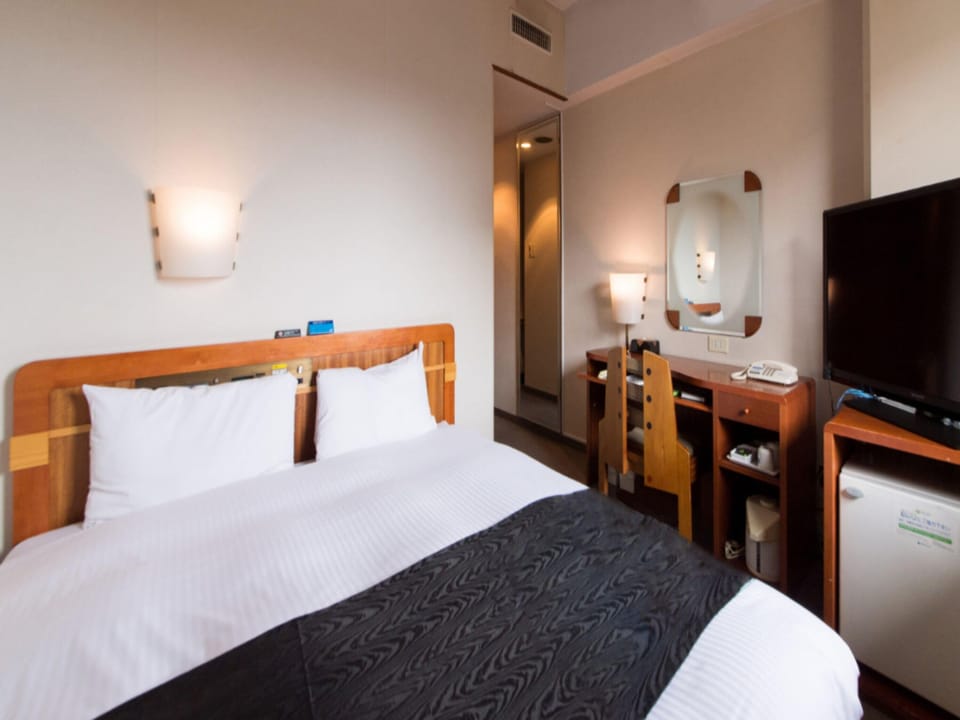 Double Room, Smoking | In-room safe, desk, blackout drapes, free WiFi