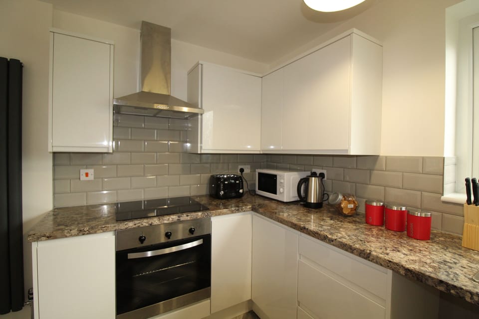 Comfort House, 4 Bedrooms (Sleeps 8) | Shared kitchen | Fridge, microwave, oven, stovetop