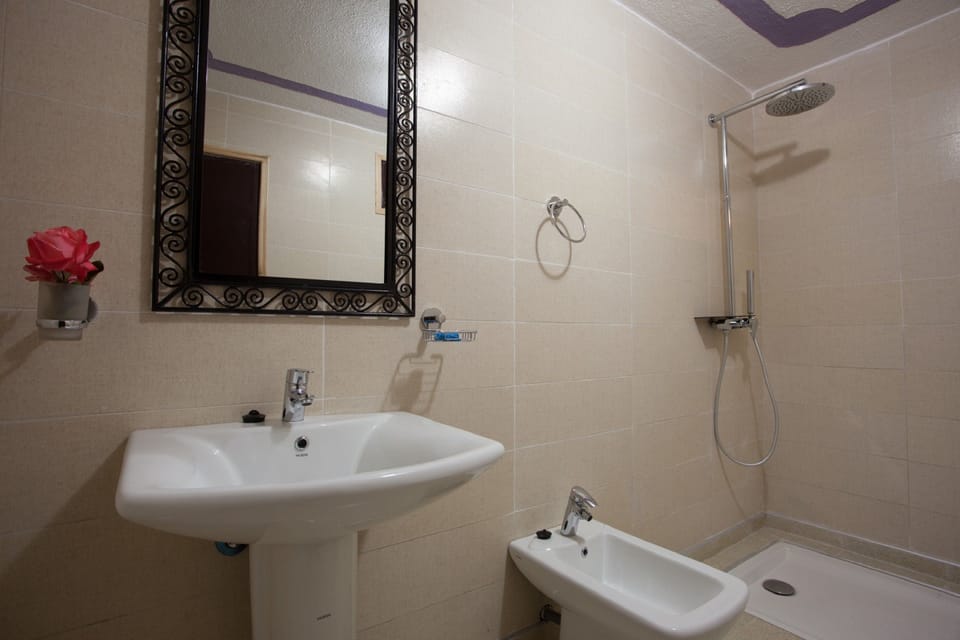 PAVILLON / KASBAH Suite with 01 large double bed | Bathroom | Shower, free toiletries, towels, soap