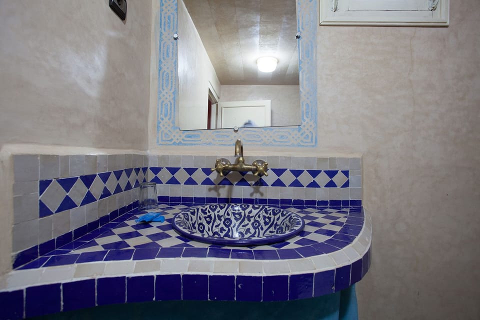 KASBAH Standard Double Room | Bathroom sink