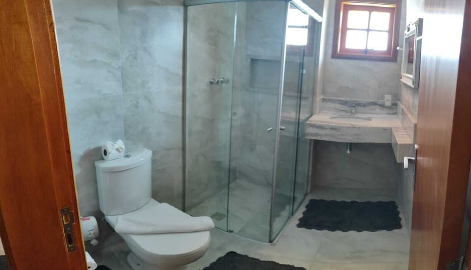 Chalé Lavanda | Bathroom | Shower, towels