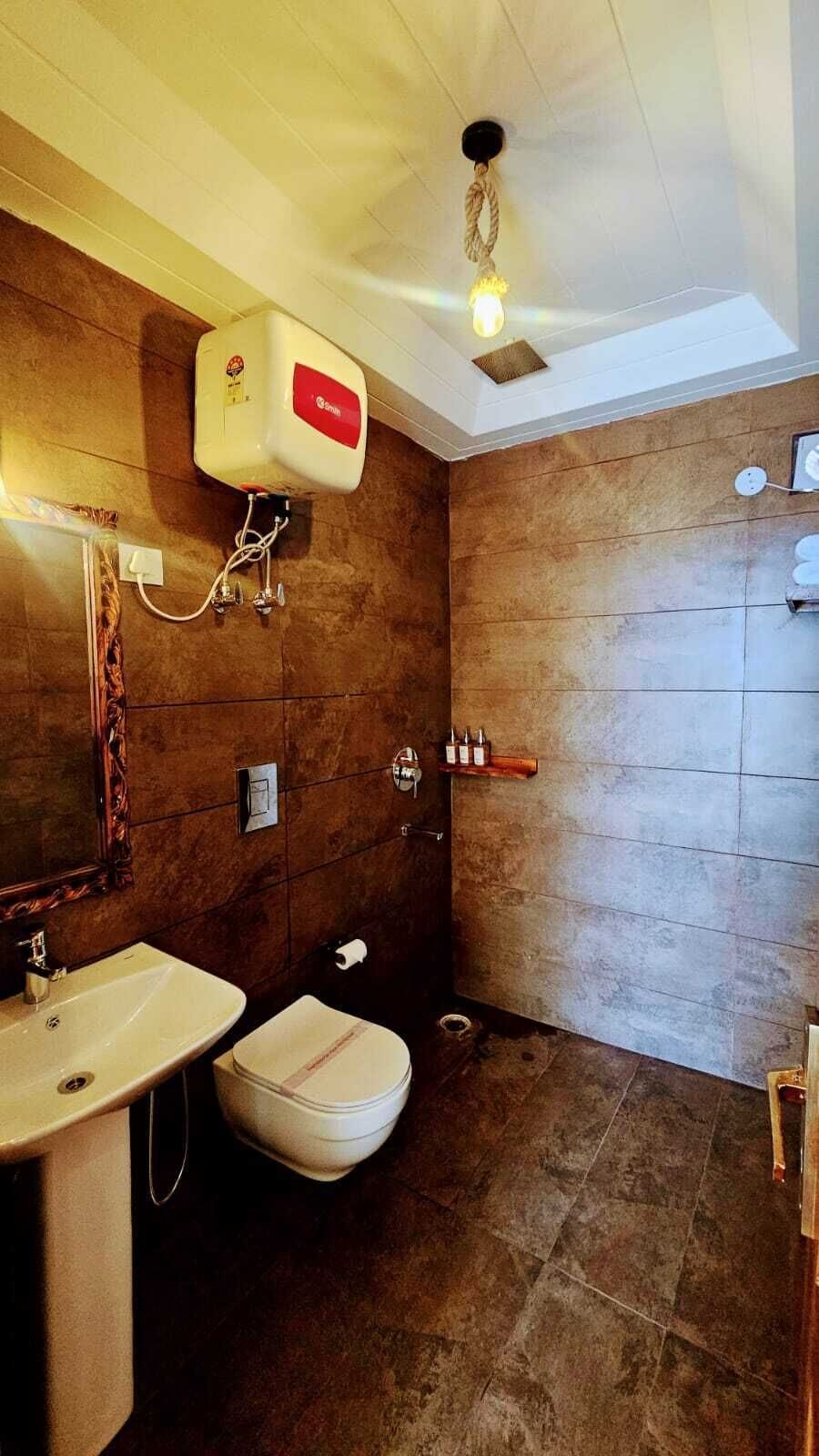 Shower, rainfall showerhead, free toiletries, hair dryer