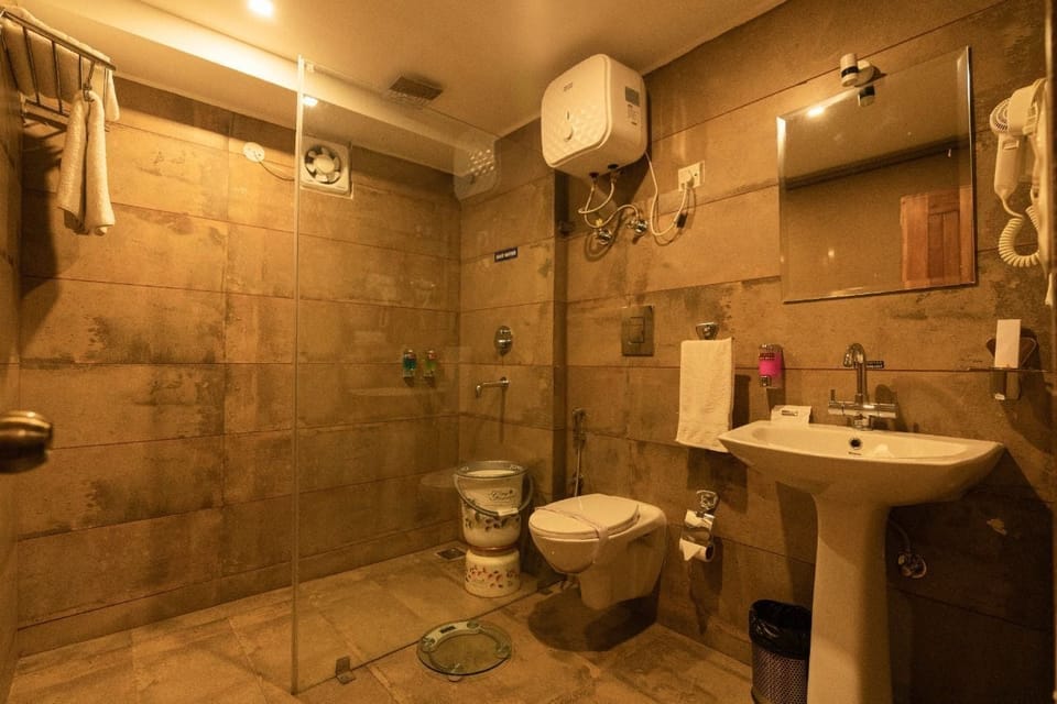 Lanai Premium | Bathroom | Shower, rainfall showerhead, free toiletries, hair dryer