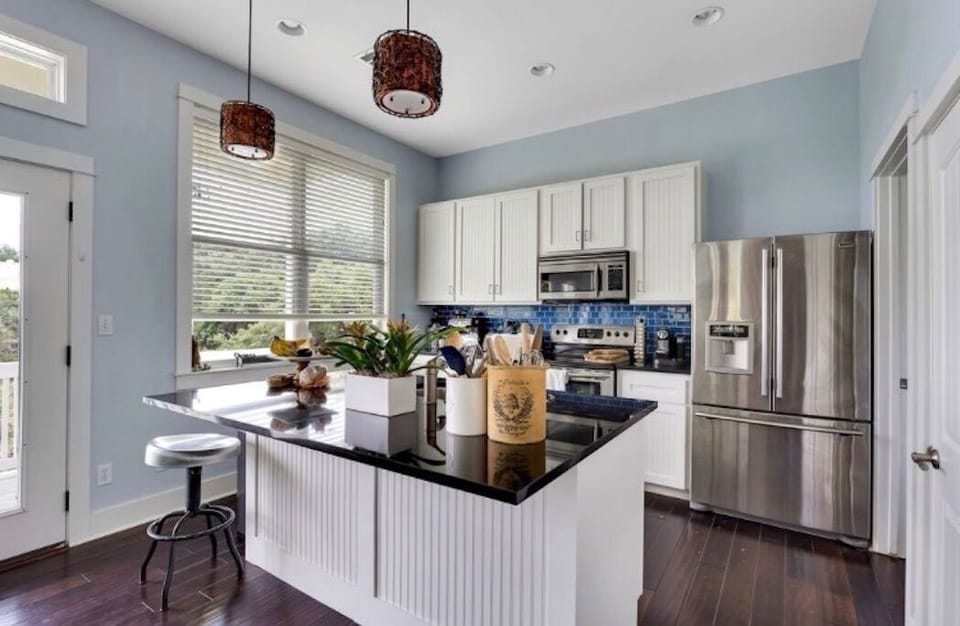 View of the kitchen and breakfast bar