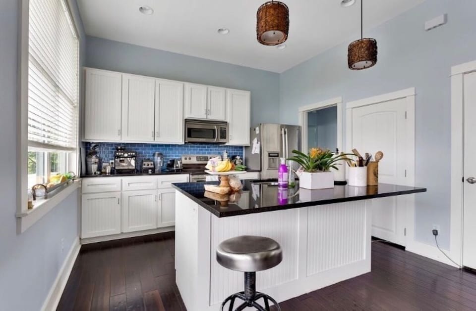 Kitchen and breakfast bar