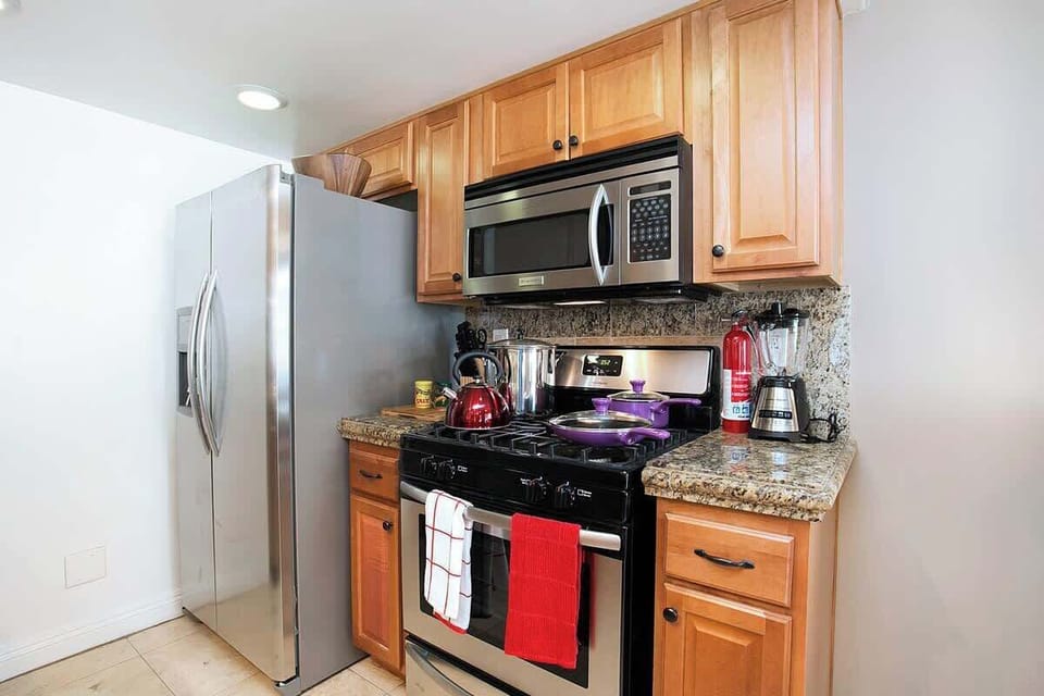 Complete kitchen essentials for a healthy meal prep.