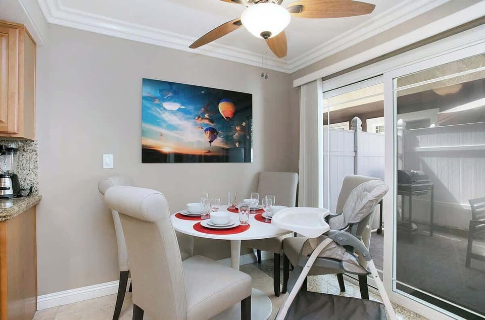 Bright and comfortable dining area.