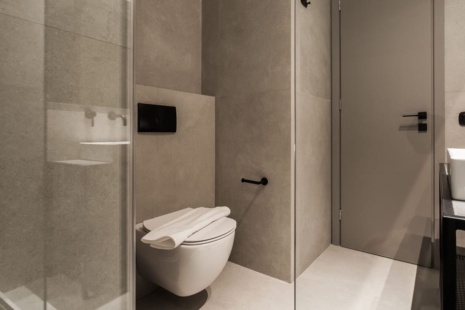 UPSTREET Modern Minimalist 3BD Apt-Hilton Apartment in Athens