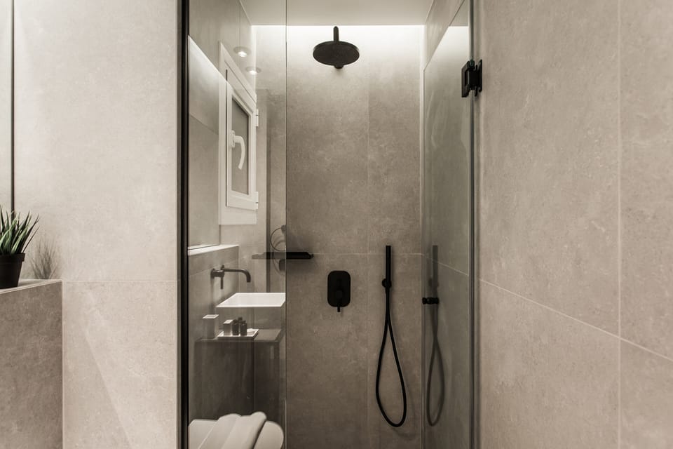 UPSTREET Modern Minimalist 3BD Apt-Hilton Apartment in Athens