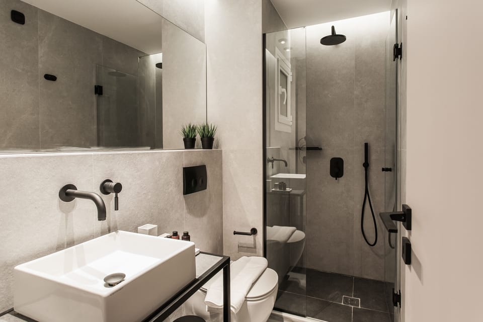 UPSTREET Modern Minimalist 3BD Apt-Hilton Apartment in Athens