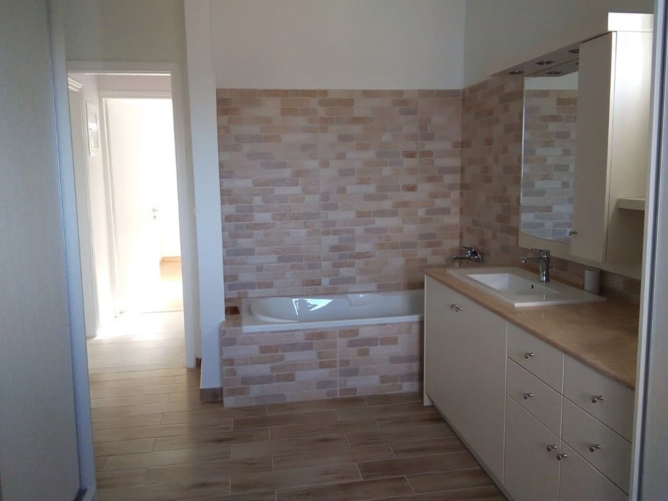 Comfort House | Bathroom | Bathtub, towels
