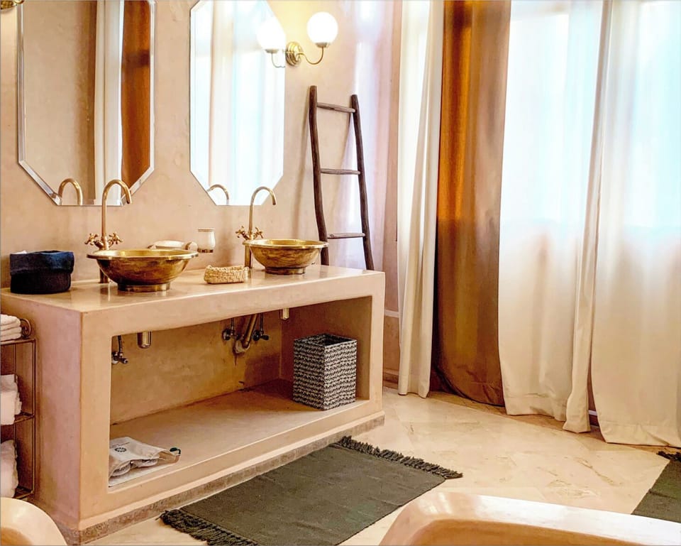 Deluxe Suite (Moroccan Suite) | Bathroom | Shower, free toiletries, hair dryer, bathrobes