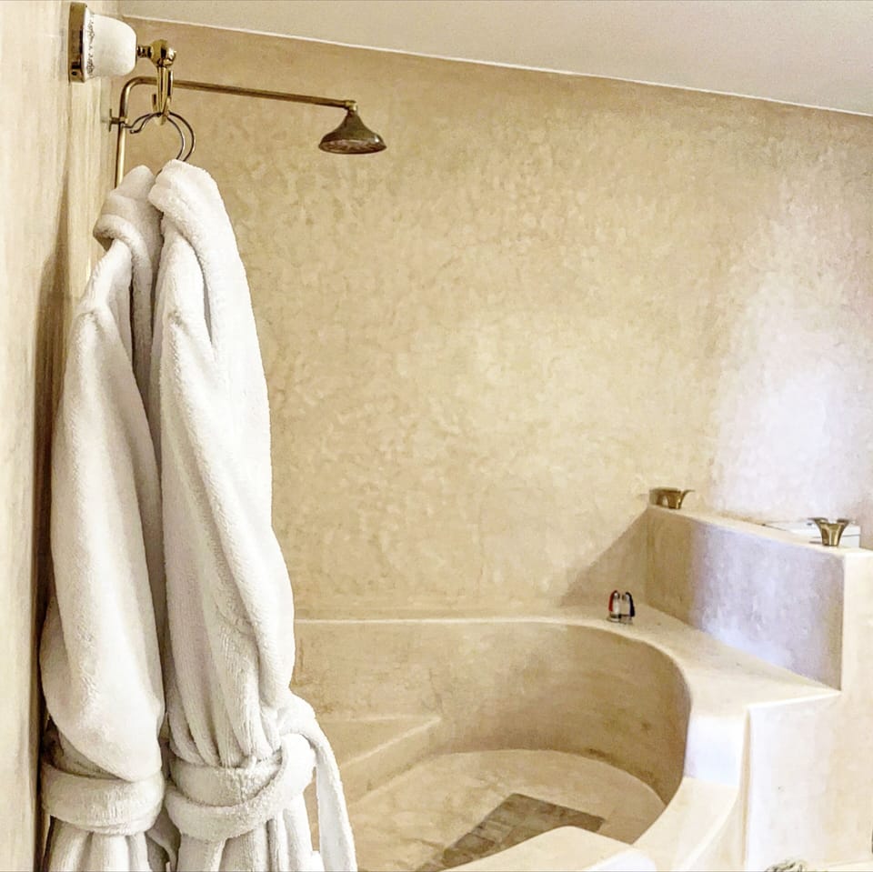 Deluxe Suite (Moroccan Suite) | Bathroom | Shower, free toiletries, hair dryer, bathrobes