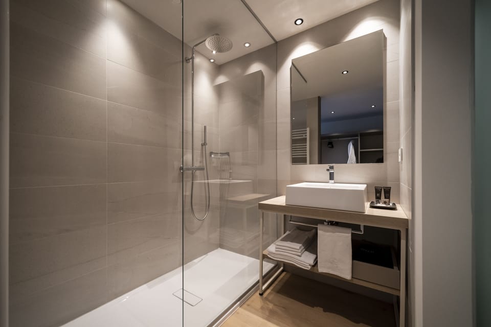 Standard Room | Bathroom | Shower, rainfall showerhead, free toiletries, hair dryer